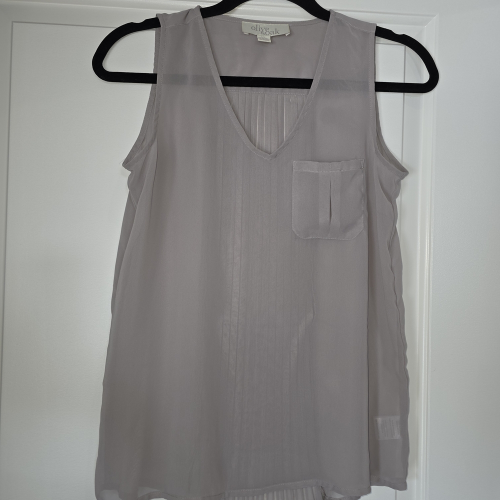 Olive & Oak Women's Light Gray Sleeveless Blouse